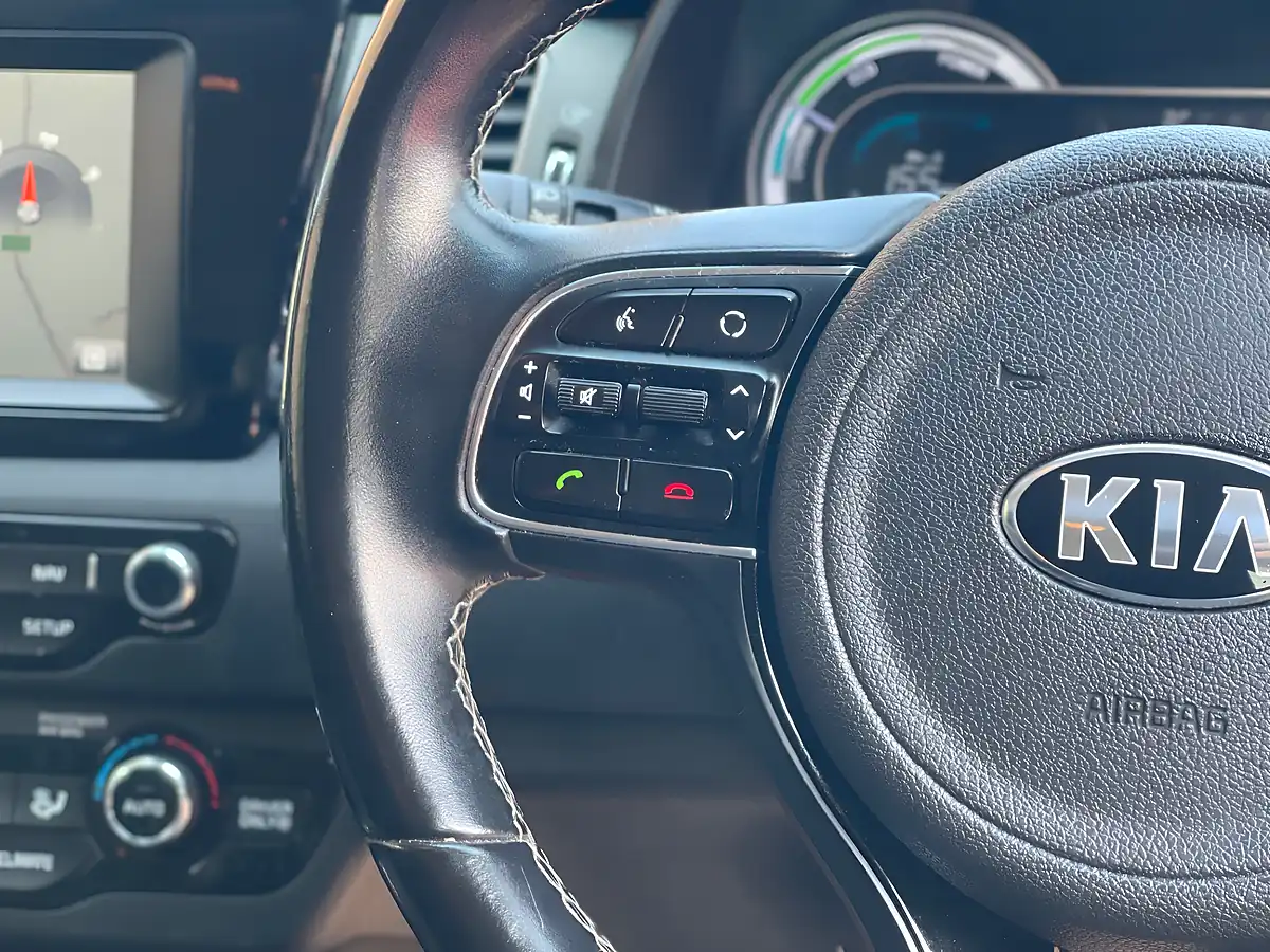 Used 2018 Kia Niro 2 Red - Interior and Exterior details 12