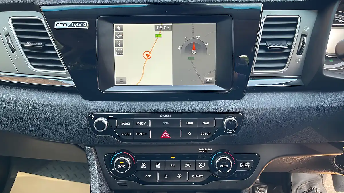 Used 2018 Kia Niro 2 Red - Interior and Exterior details 13