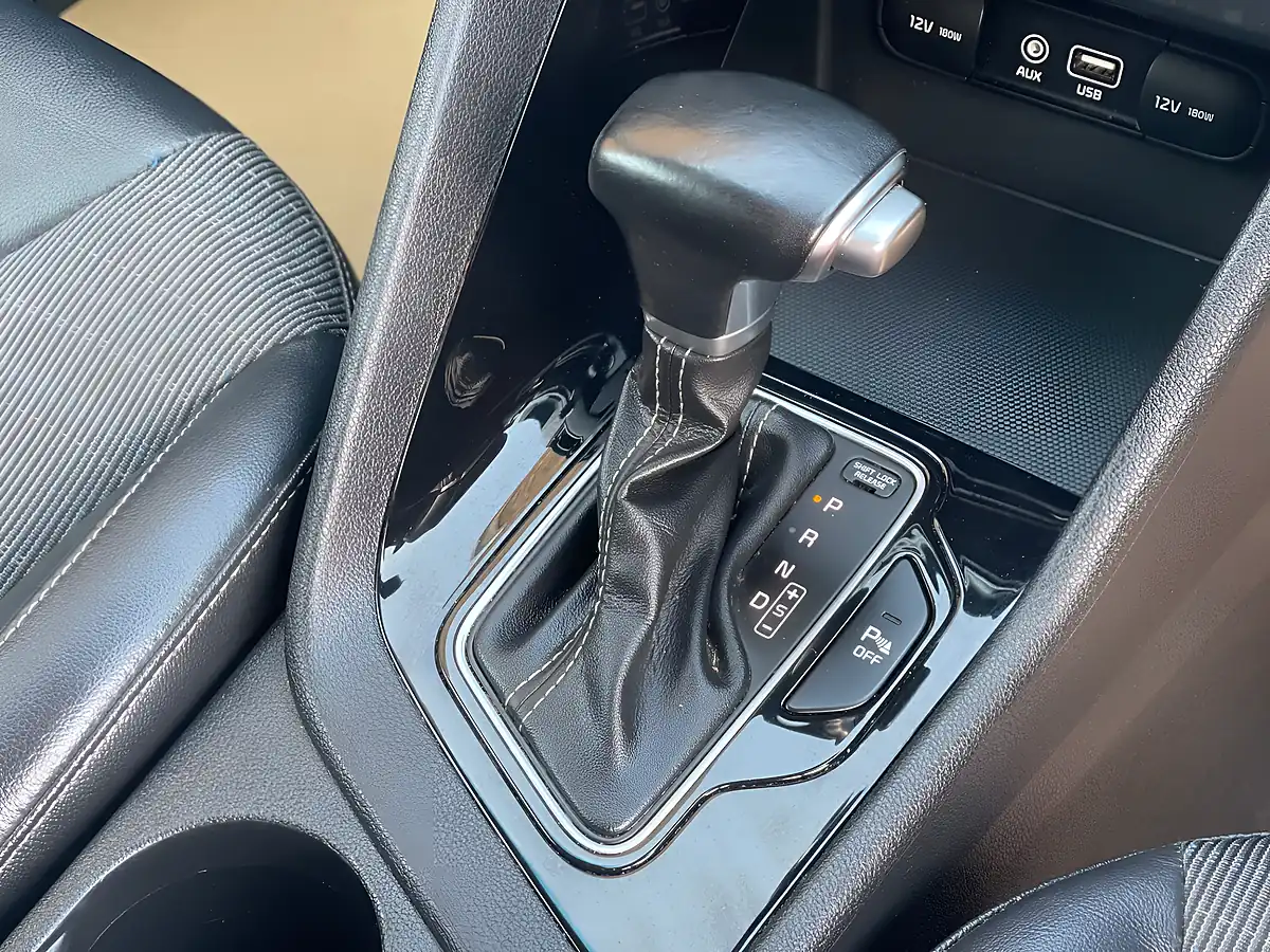 Used 2018 Kia Niro 2 Red - Interior and Exterior details 14