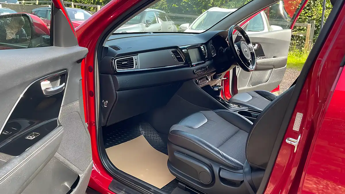 Used 2018 Kia Niro 2 Red - Interior and Exterior details 20