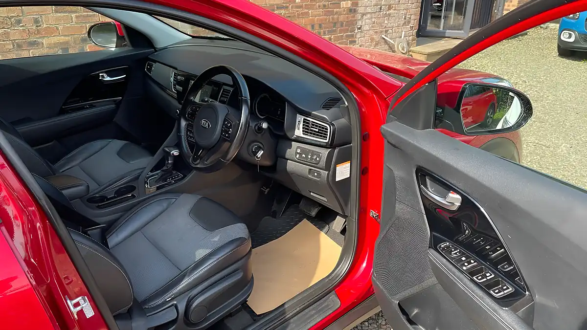 Used 2018 Kia Niro 2 Red - Interior and Exterior details 7