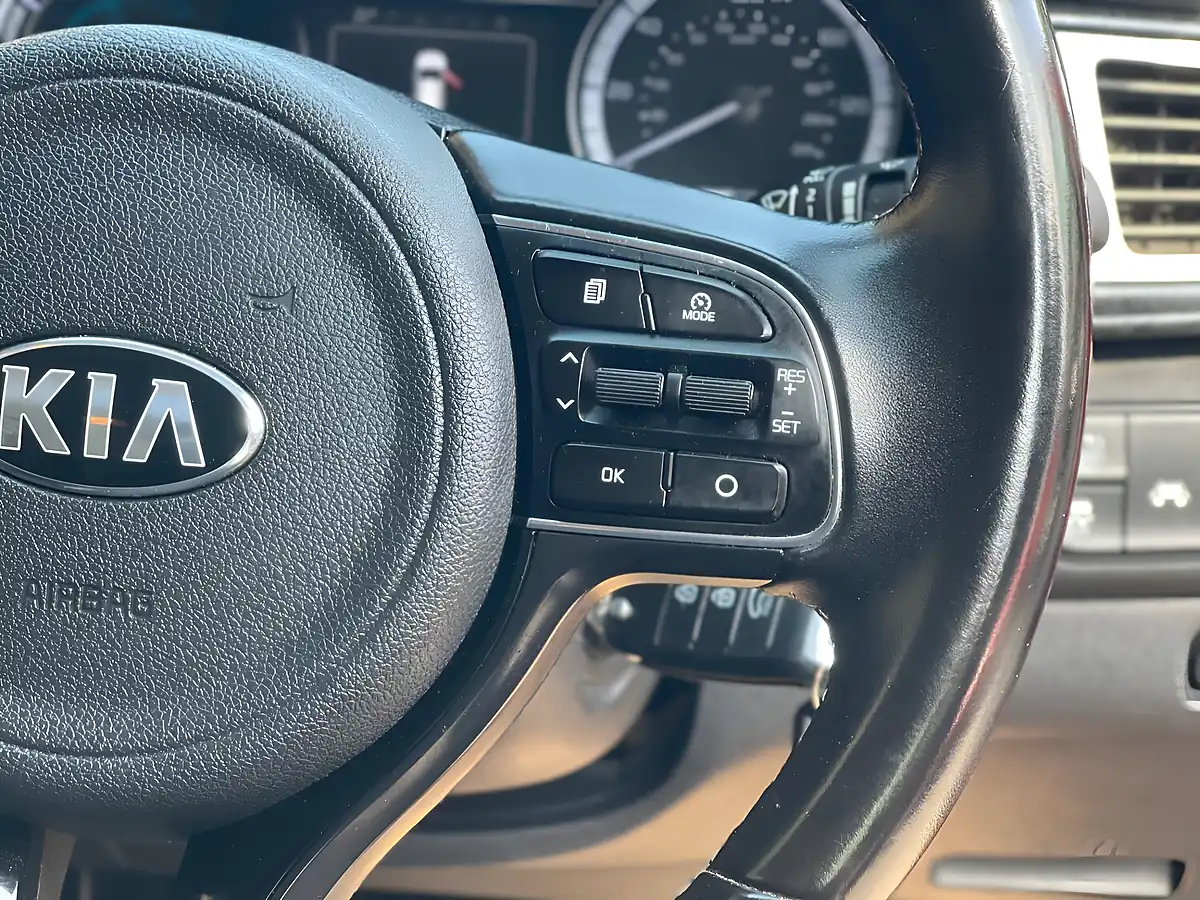 Used 2018 Kia Niro 2 Red - Interior and Exterior details 8