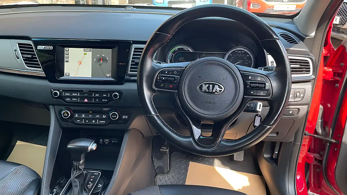 Used 2018 Kia Niro 2 Red - Interior and Exterior details 9