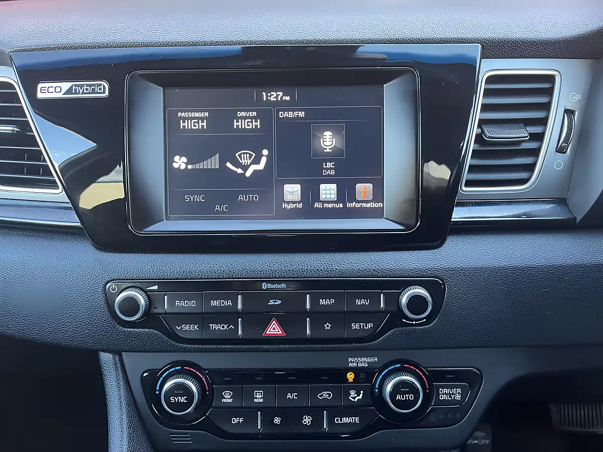 Used 2018 Kia Niro 2 White - Interior and Exterior details 11