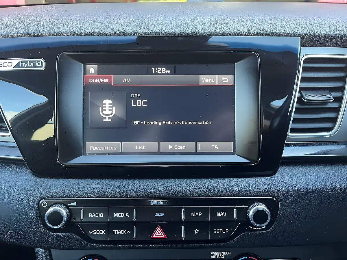 Used 2018 Kia Niro 2 White - Interior and Exterior details 12