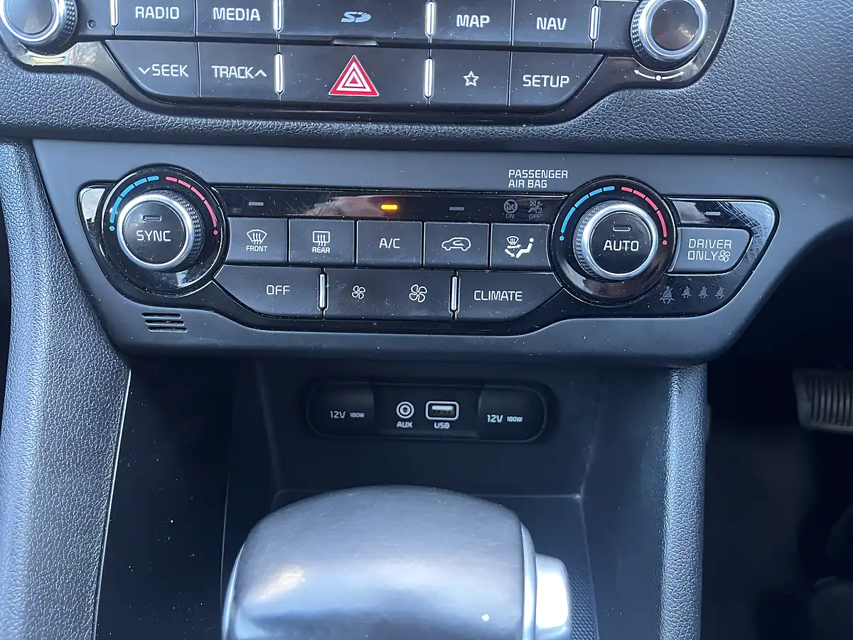 Used 2018 Kia Niro 2 White - Interior and Exterior details 13