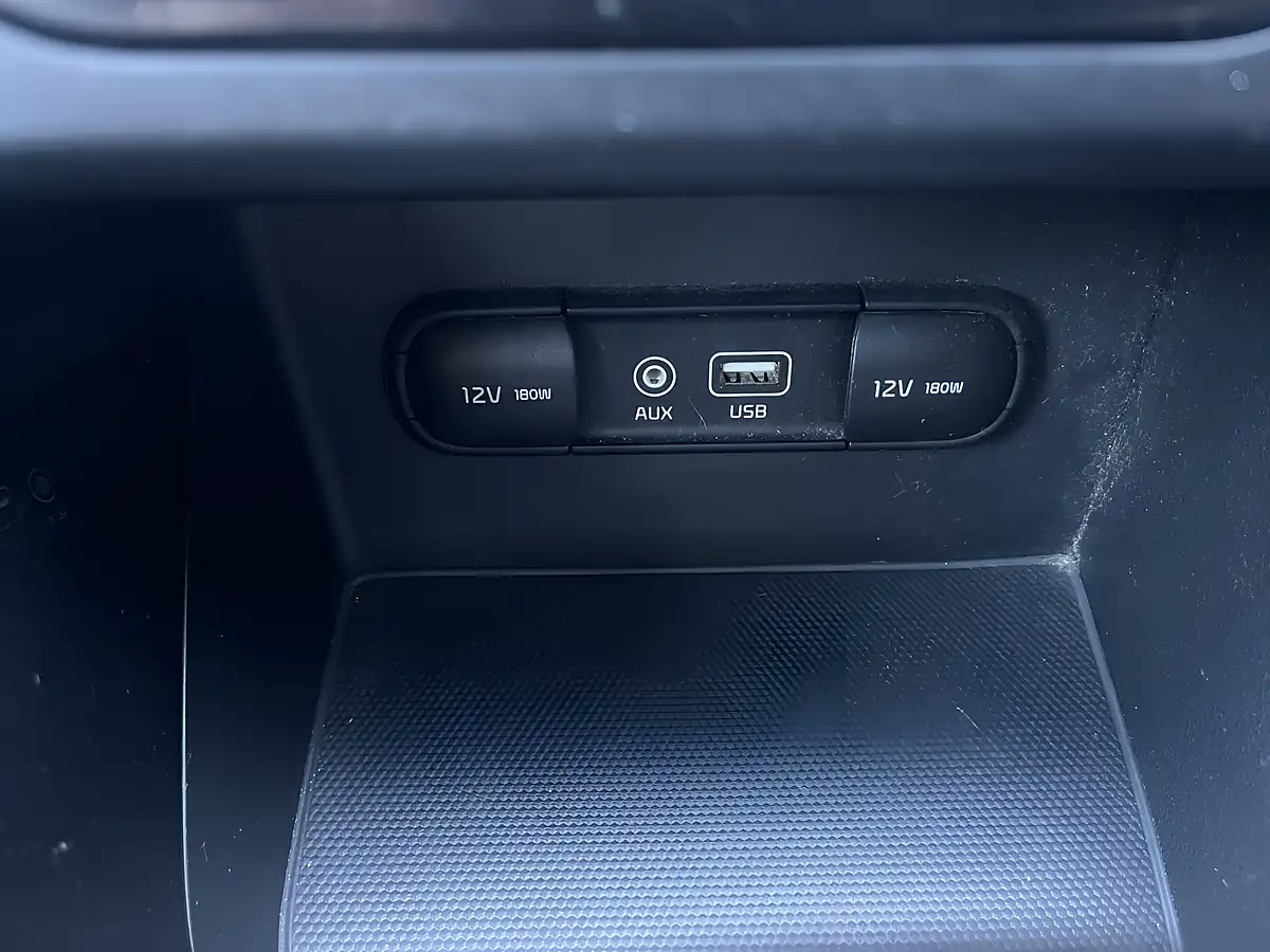 Used 2018 Kia Niro 2 White - Interior and Exterior details 14