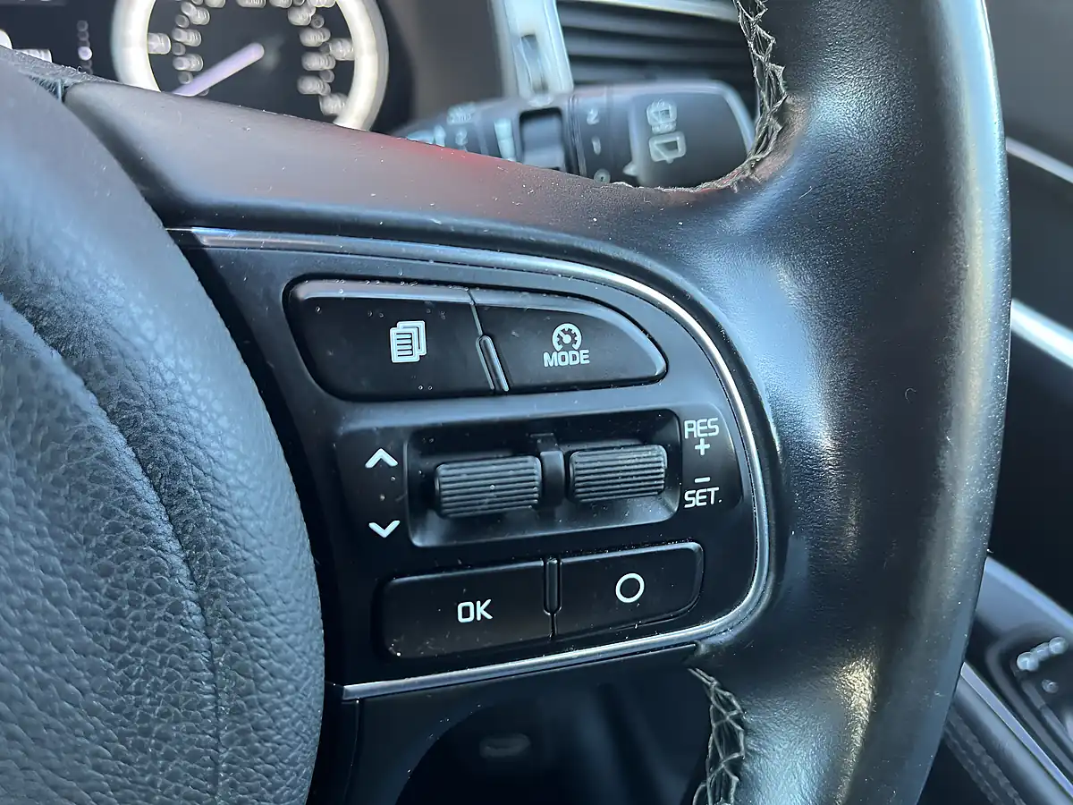 Used 2018 Kia Niro 2 White - Interior and Exterior details 15