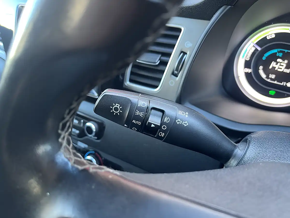 Used 2018 Kia Niro 2 White - Interior and Exterior details 16