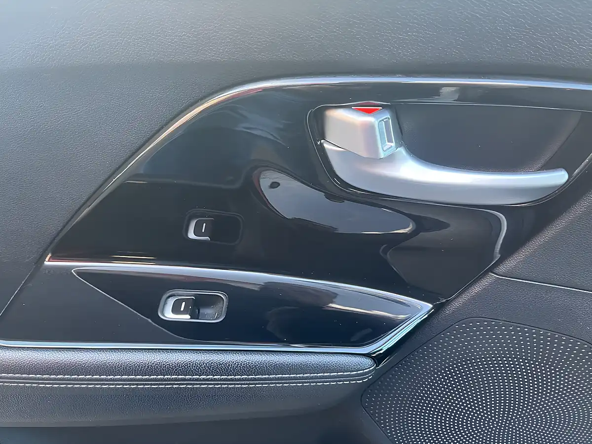 Used 2018 Kia Niro 2 White - Interior and Exterior details 17
