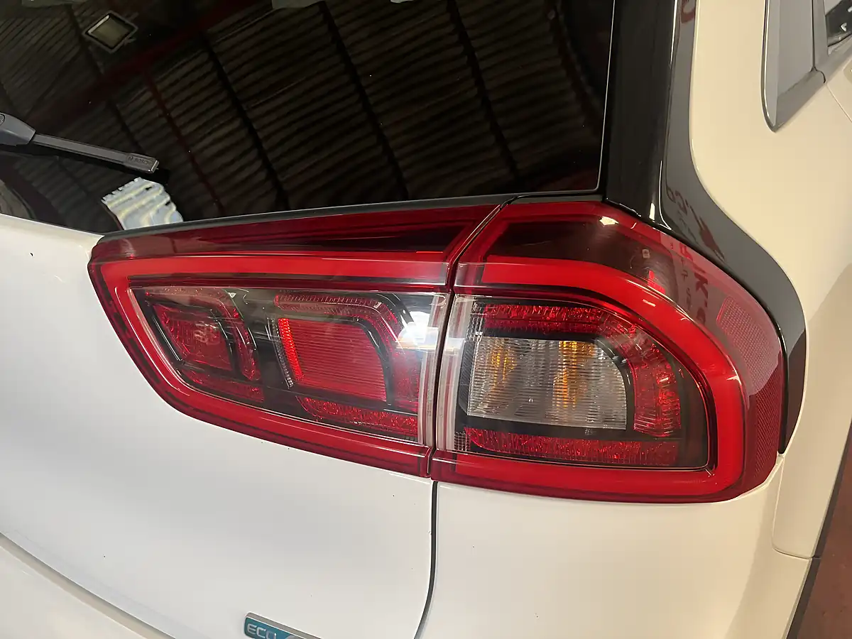 Used 2018 Kia Niro 2 White - Interior and Exterior details 20