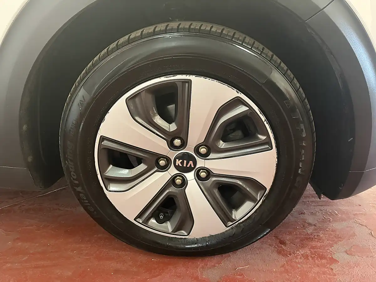 Used 2018 Kia Niro 2 White - Interior and Exterior details 8