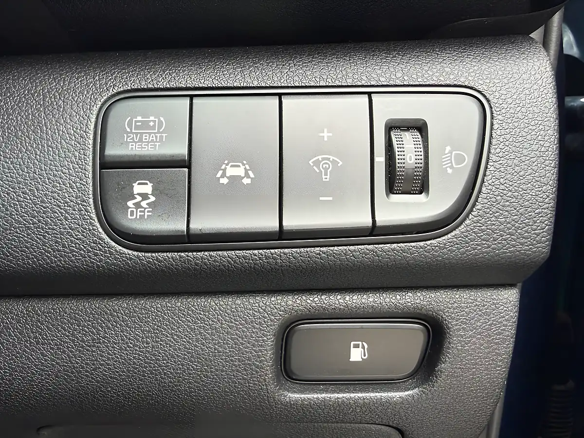 Used 2018 Kia Niro 3 Blue - Interior and Exterior details 13