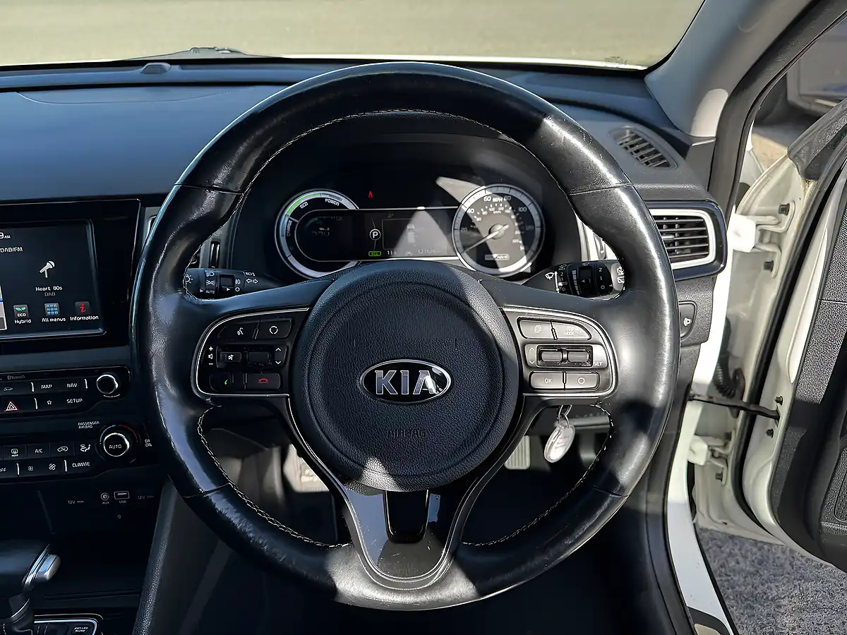 Used 2018 Kia Niro 3 Clear White - Interior and Exterior details 11