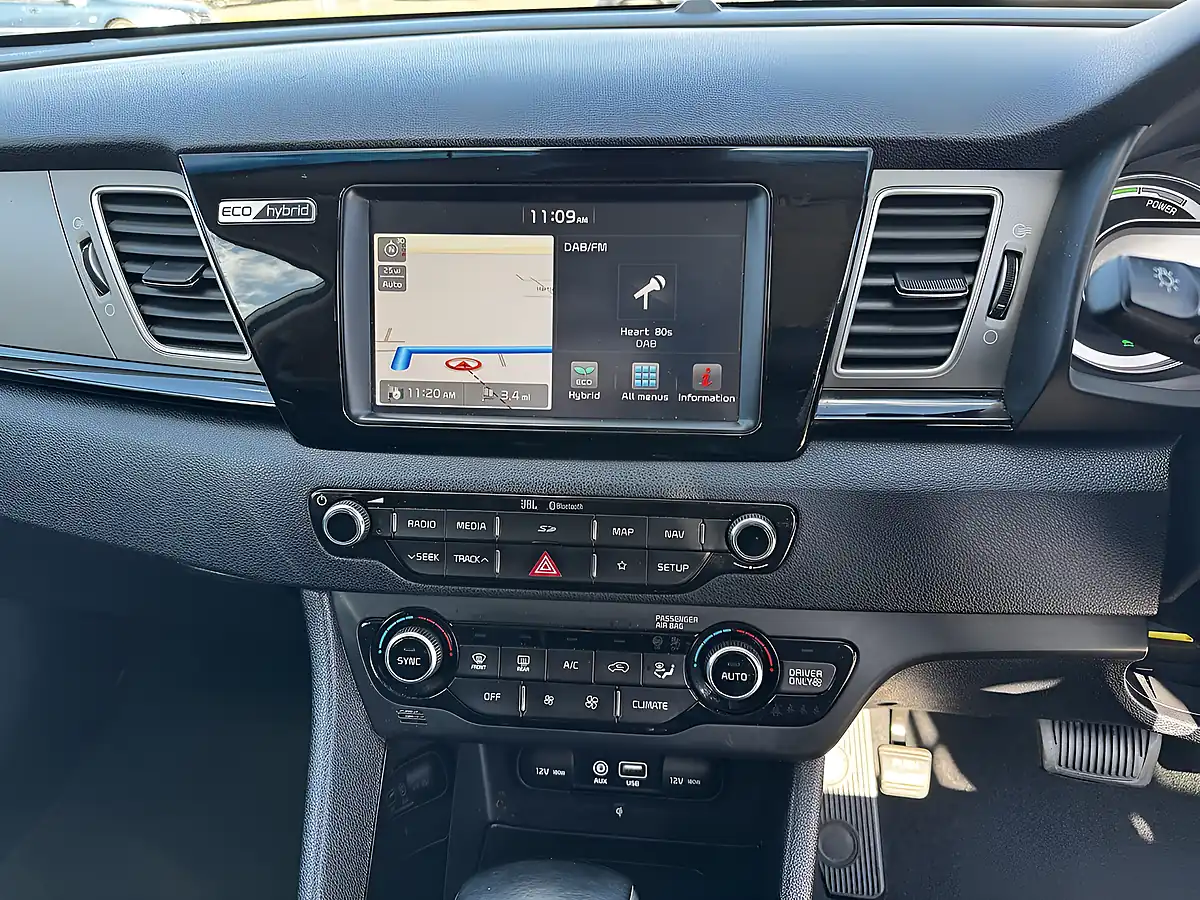Used 2018 Kia Niro 3 Clear White - Interior and Exterior details 12