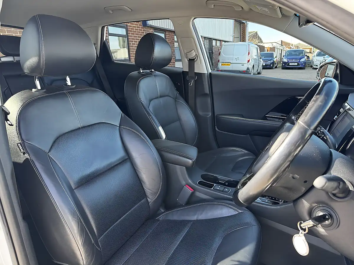 Used 2018 Kia Niro 3 Clear White - Interior and Exterior details 16