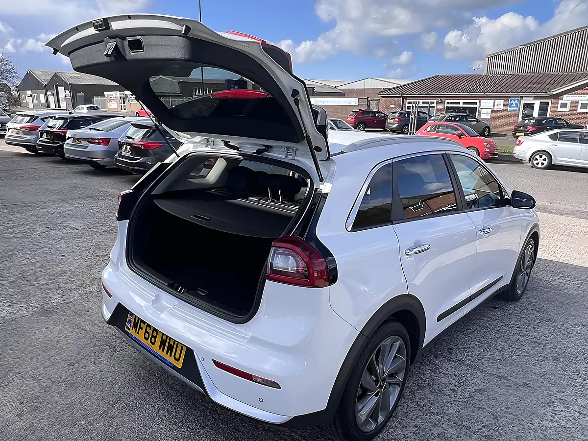Used 2018 Kia Niro 3 Clear White - Interior and Exterior details 19