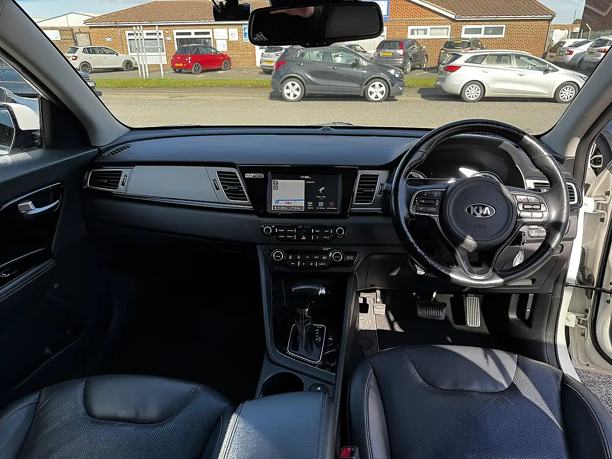 Used 2018 Kia Niro 3 Clear White - Interior and Exterior details 2