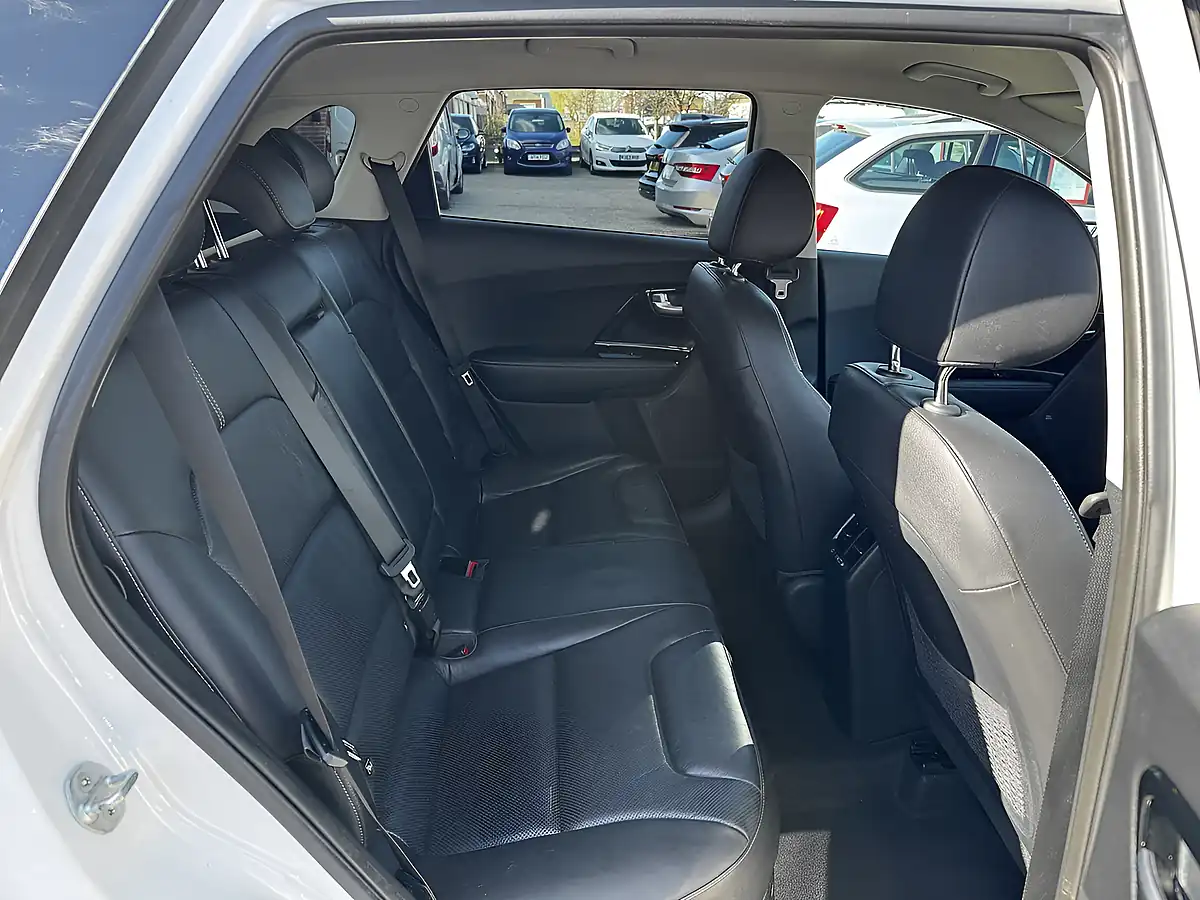 Used 2018 Kia Niro 3 Clear White - Interior and Exterior details 4