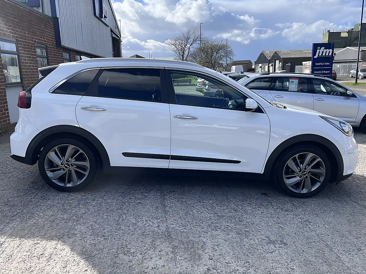Used 2018 Kia Niro 3 Clear White - Interior and Exterior details 5