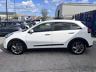 Used 2018 Kia Niro 3 Clear White - Interior and Exterior details 9