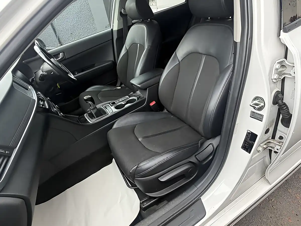 Used 2018 Kia Optima 3 Sportswagon White - Interior and Exterior details 11