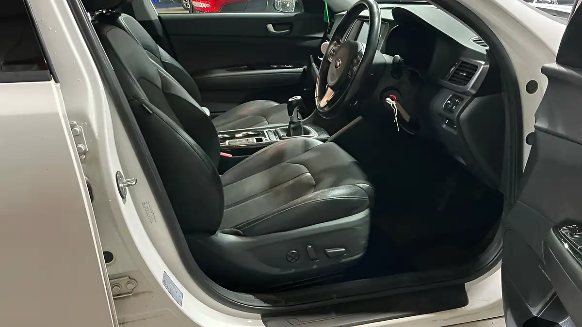 Used 2018 Kia Optima 3 White - Interior and Exterior details 11