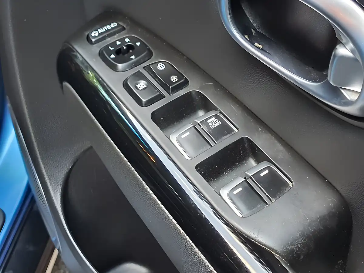 Used 2018 Kia Soul 2 Caribbean Blue - Interior and Exterior details 17