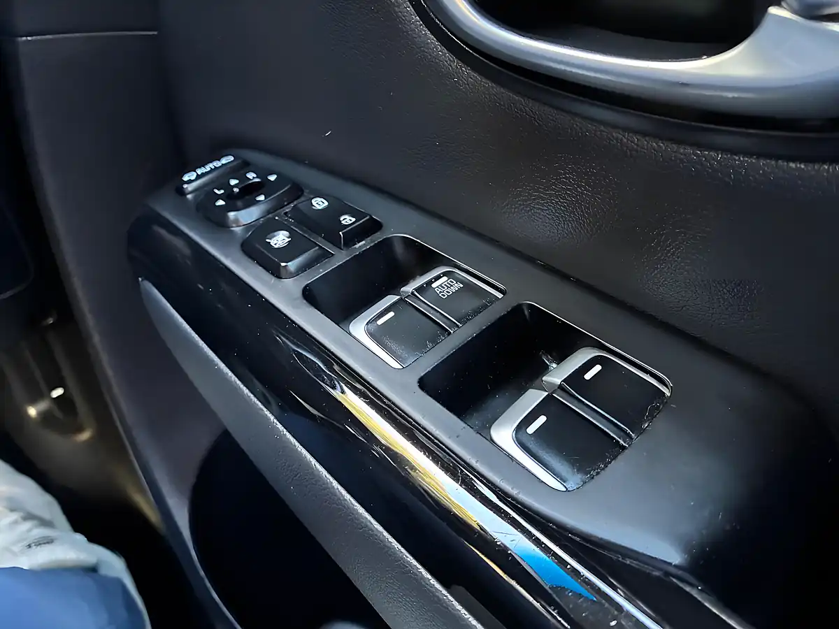 Used 2018 Kia Soul 2 Silver - Interior and Exterior details 19