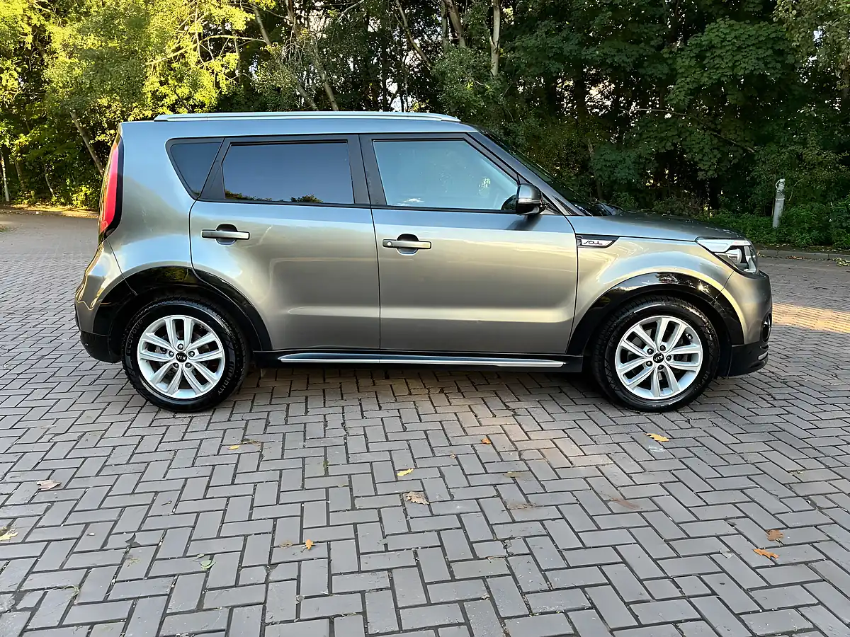 Used 2018 Kia Soul 2 Silver - Interior and Exterior details 4