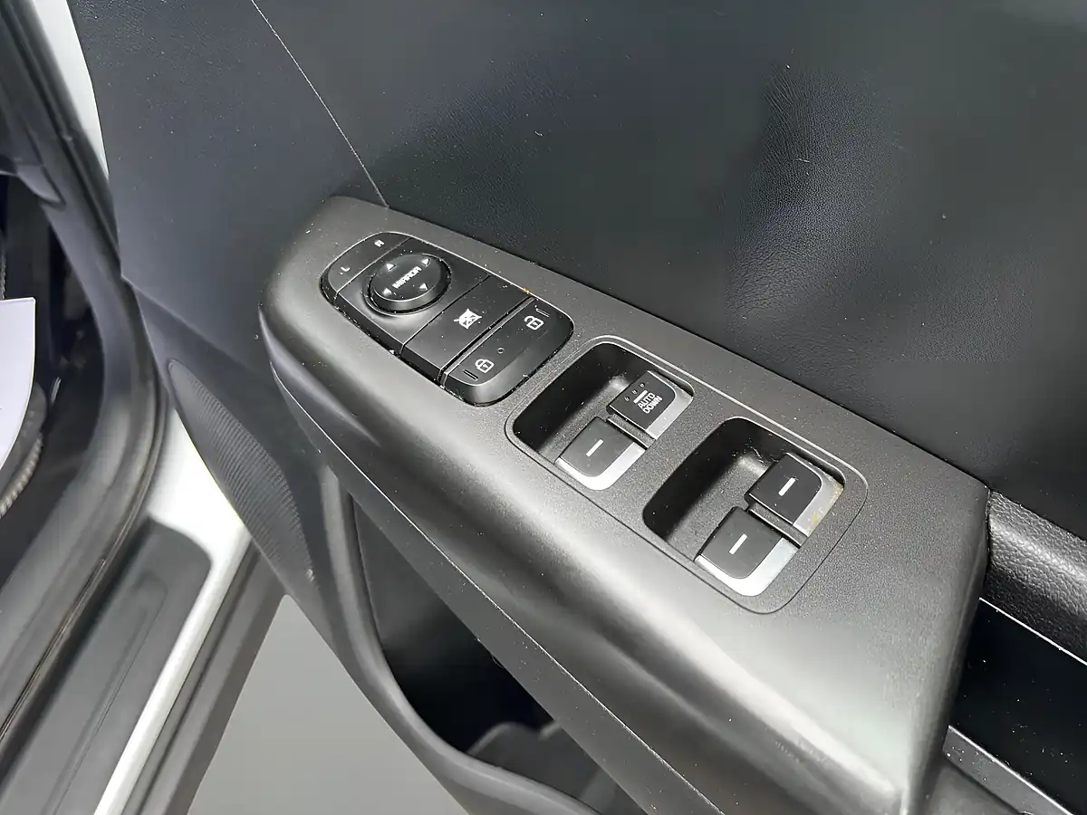 Used 2018 Kia Sportage 1 White - Interior and Exterior details 17