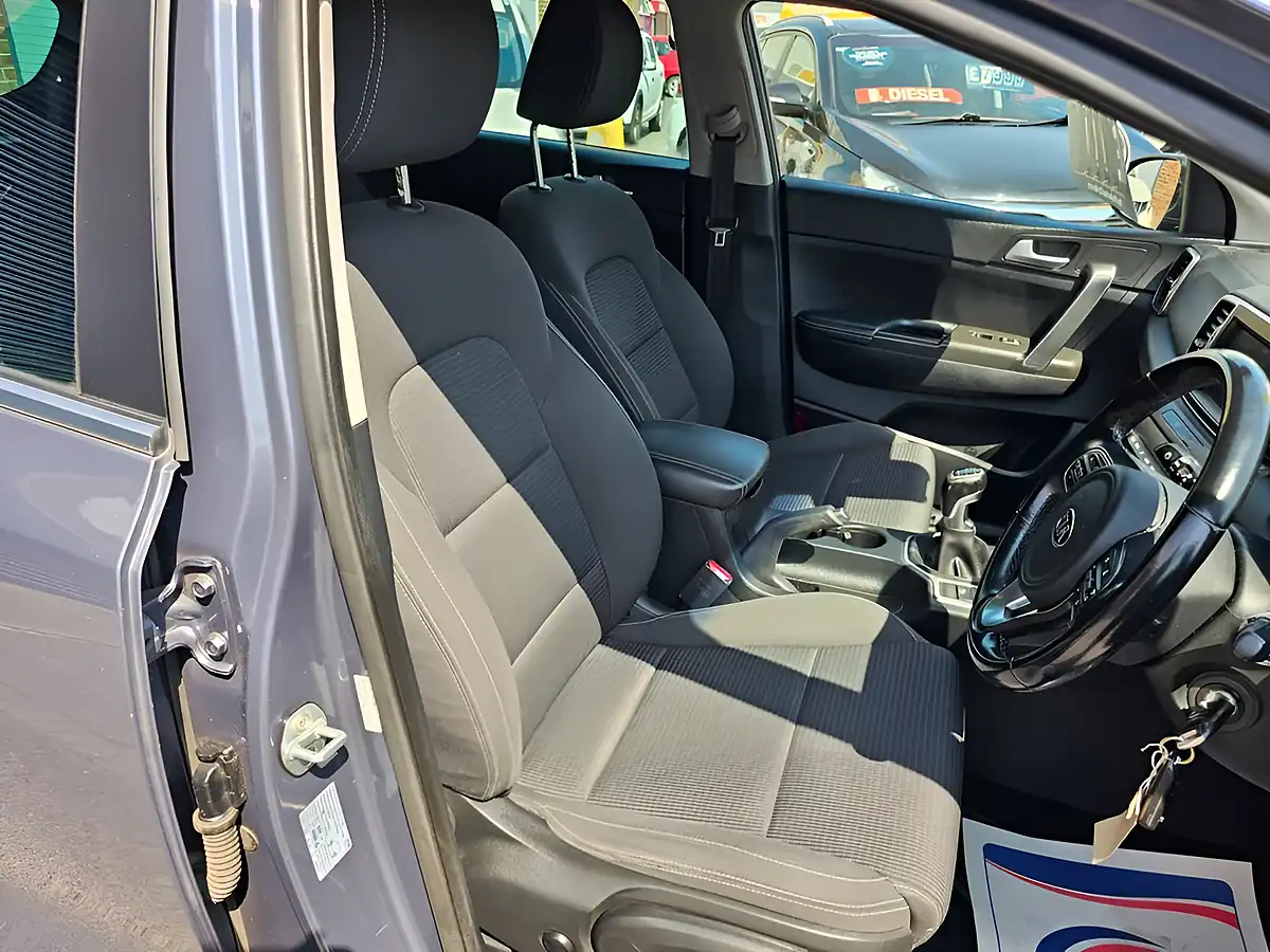 Used 2018 Kia Sportage 2 Blue - Interior and Exterior details 10