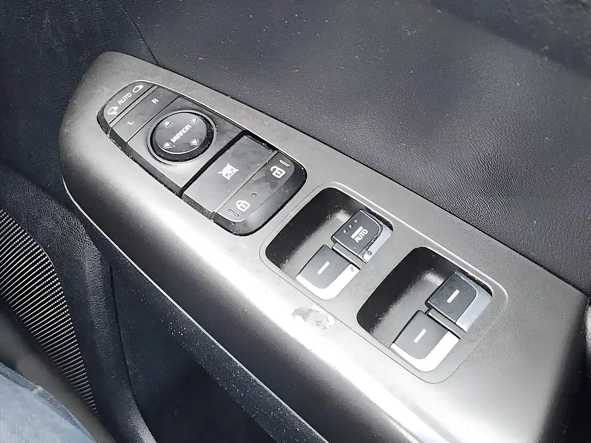 Used 2018 Kia Sportage 2 Red - Interior and Exterior details 18
