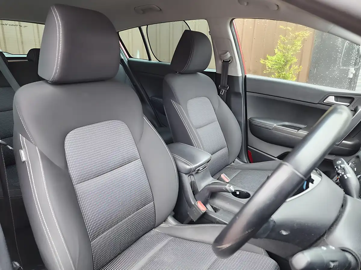 Used 2018 Kia Sportage 2 Red - Interior and Exterior details 6