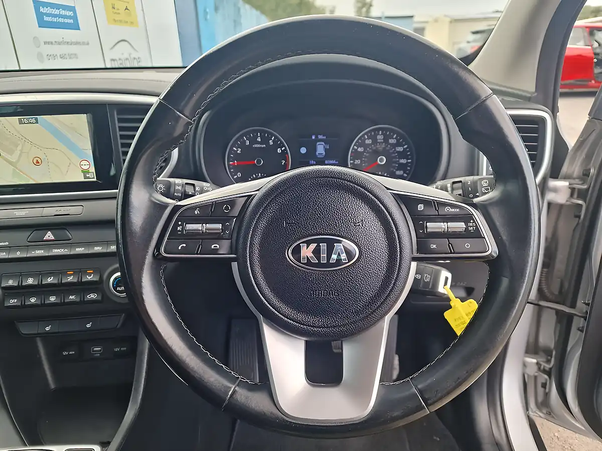 Used 2018 Kia Sportage 2 Silver - Interior and Exterior details 18