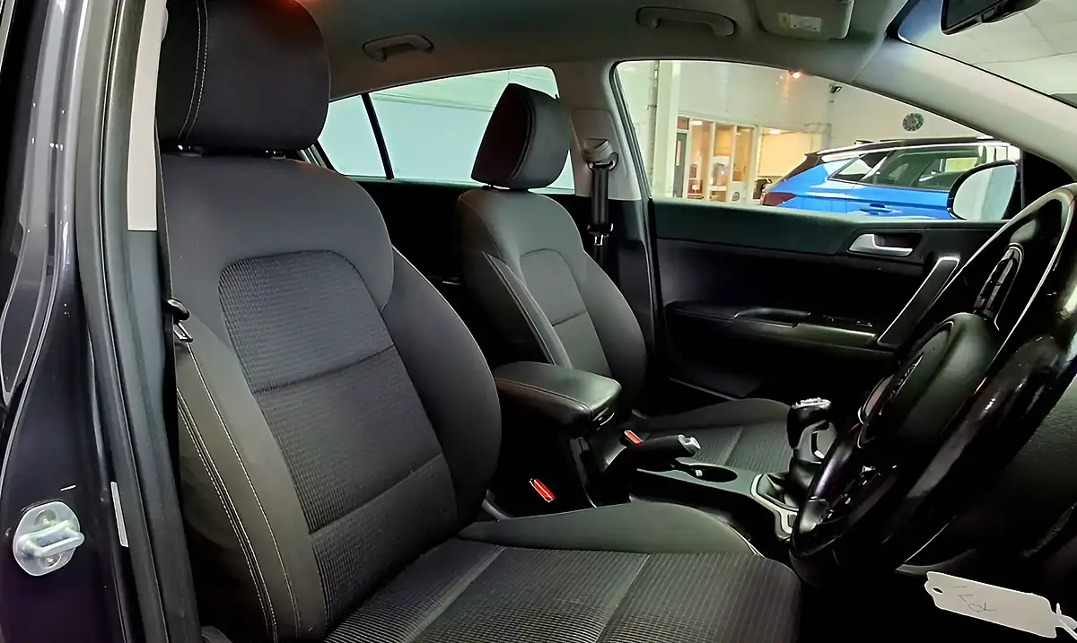 Used 2018 Kia Sportage 2 Silver - Interior and Exterior details 11