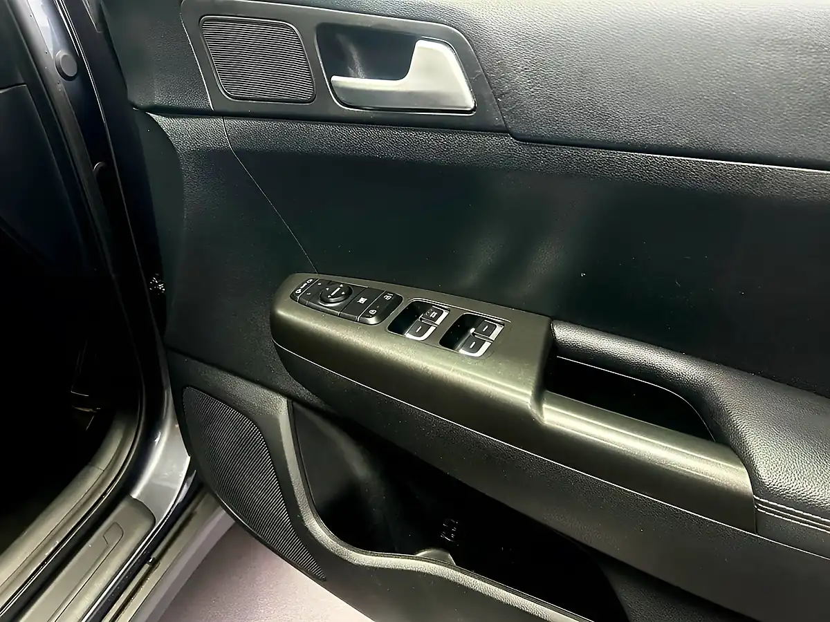 Used 2018 Kia Sportage 2 Silver - Interior and Exterior details 12