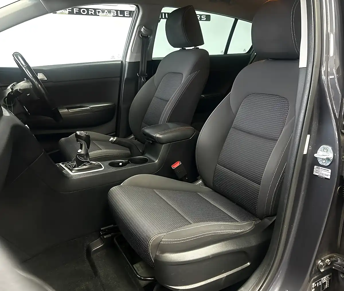 Used 2018 Kia Sportage 2 Silver - Interior and Exterior details 18