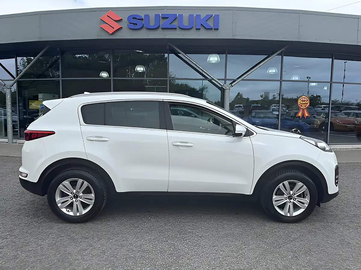 Used 2018 Kia Sportage 2 White - Interior and Exterior details 9