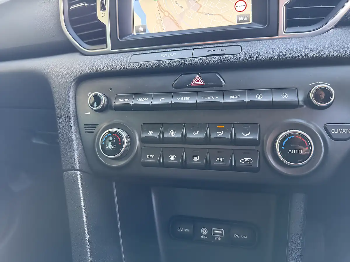 Used 2018 Kia Sportage 2 White - Interior and Exterior details 16