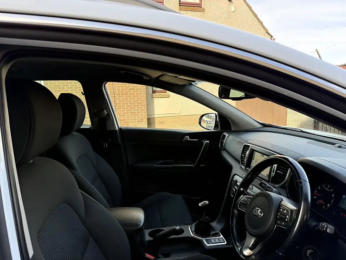 Used 2018 Kia Sportage 2 White - Interior and Exterior details 6