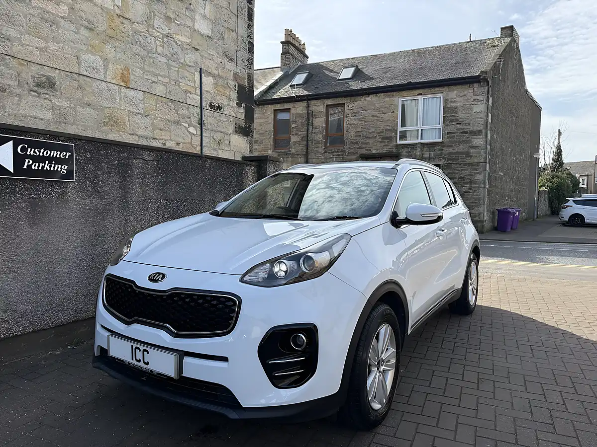 Used 2018 Kia Sportage 2 White - Interior and Exterior details 9