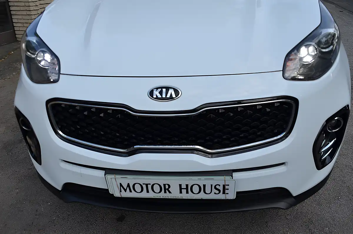 Used 2018 Kia Sportage 2 White - Interior and Exterior details 10