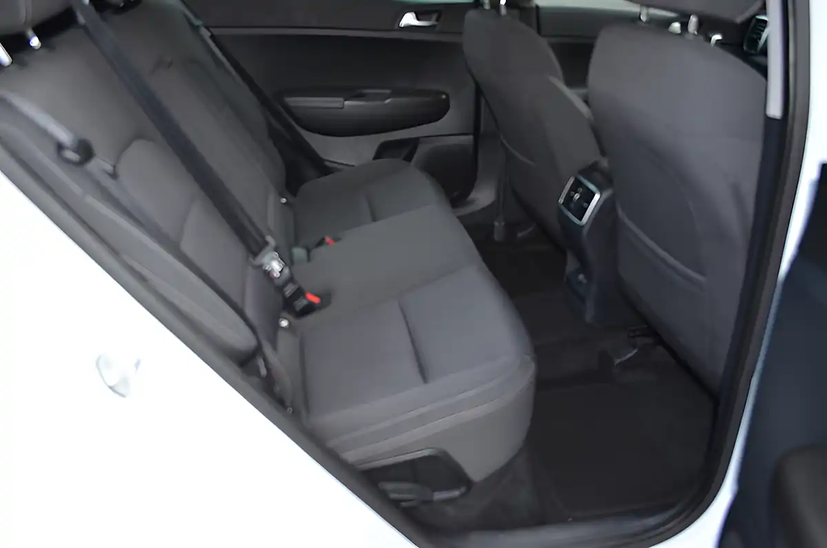 Used 2018 Kia Sportage 2 White - Interior and Exterior details 16