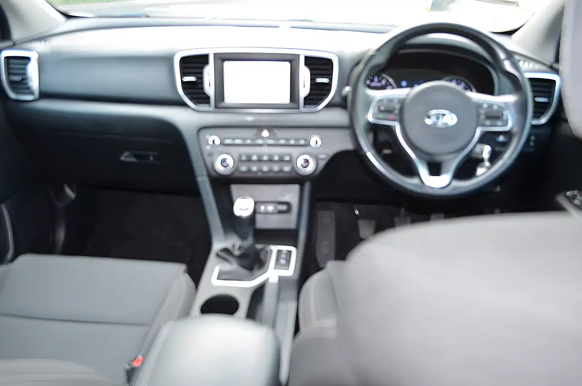 Used 2018 Kia Sportage 2 White - Interior and Exterior details 17