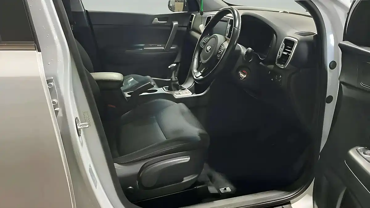 Used 2018 Kia Sportage 2 White - Interior and Exterior details 5