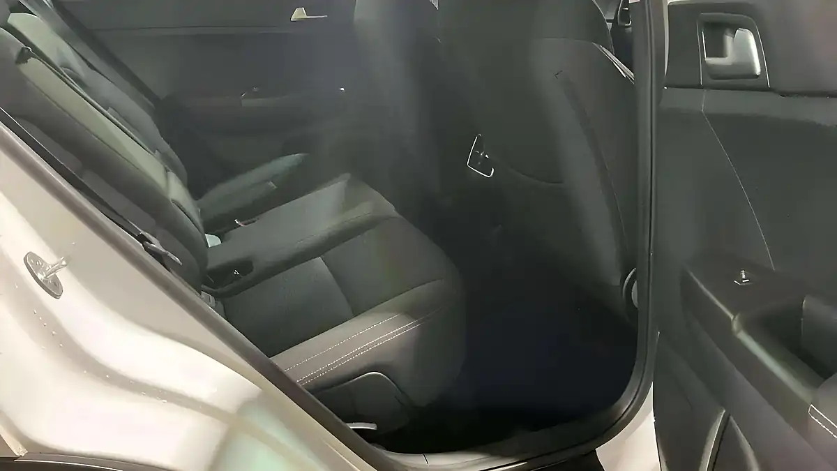 Used 2018 Kia Sportage 2 White - Interior and Exterior details 7