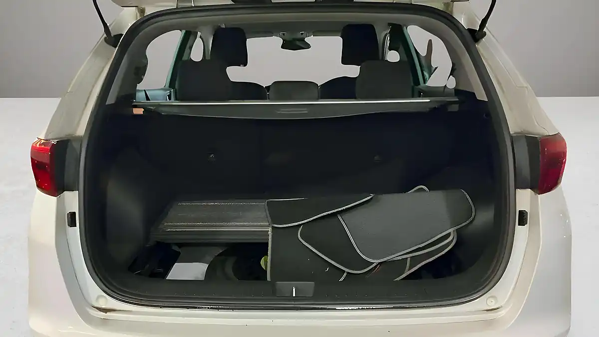 Used 2018 Kia Sportage 2 White - Interior and Exterior details 8
