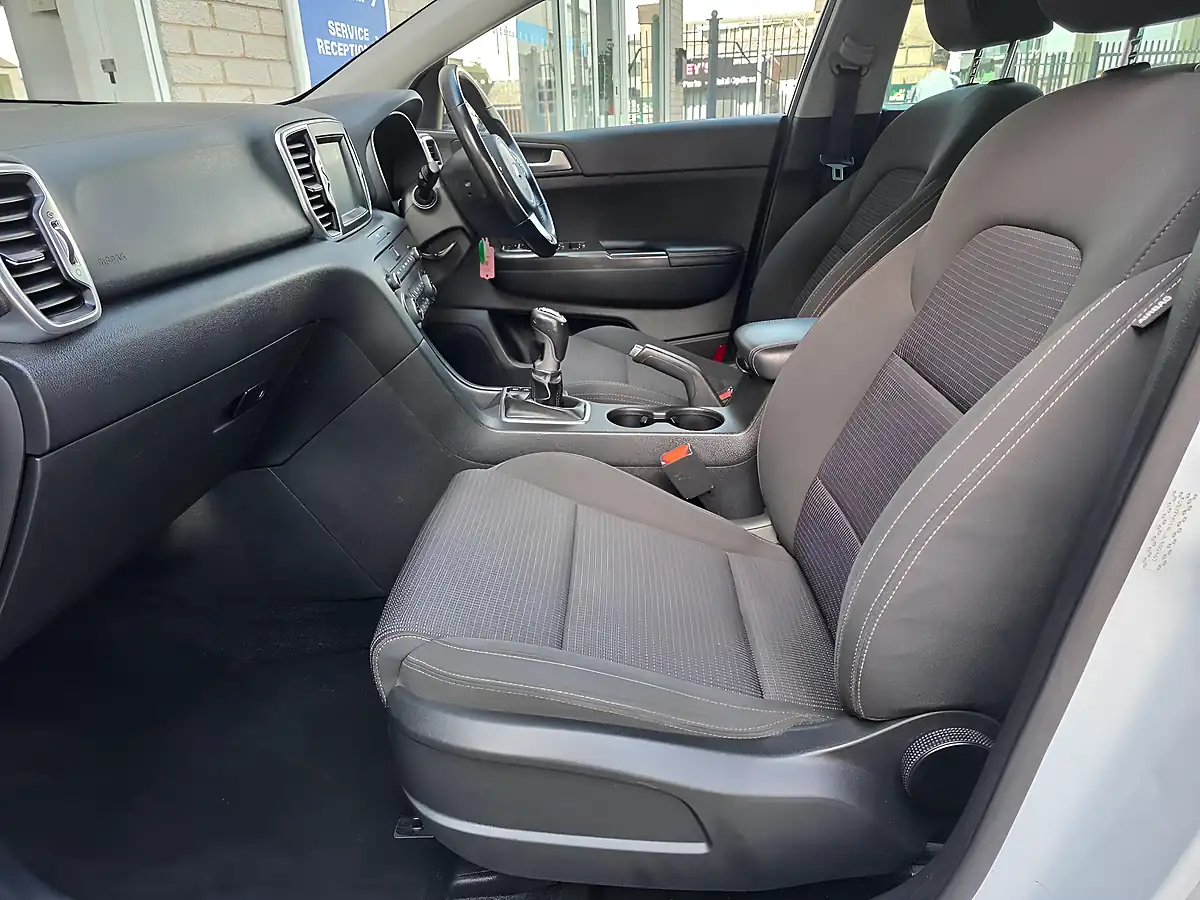 Used 2018 Kia Sportage 2 White - Interior and Exterior details 16