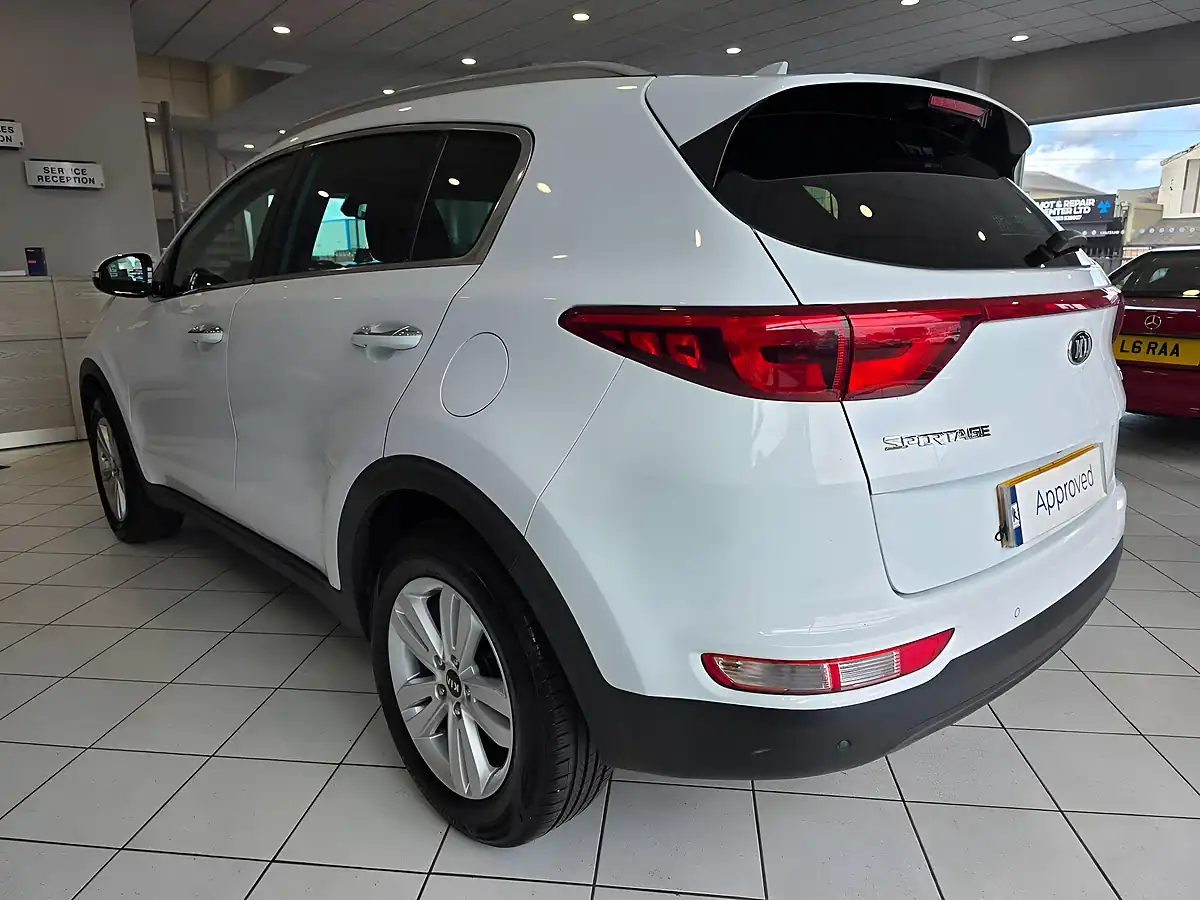 Used 2018 Kia Sportage 2 White - Interior and Exterior details 4